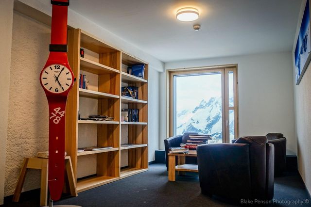 Hörnlihütte – Library/chilout area