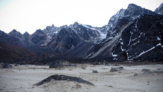 Unusual beach like area with white sand at about 5000m