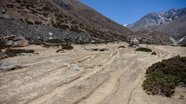 Multiple lanes cut into the trail over decades of trekking, like an AutoBahn as Ronny says