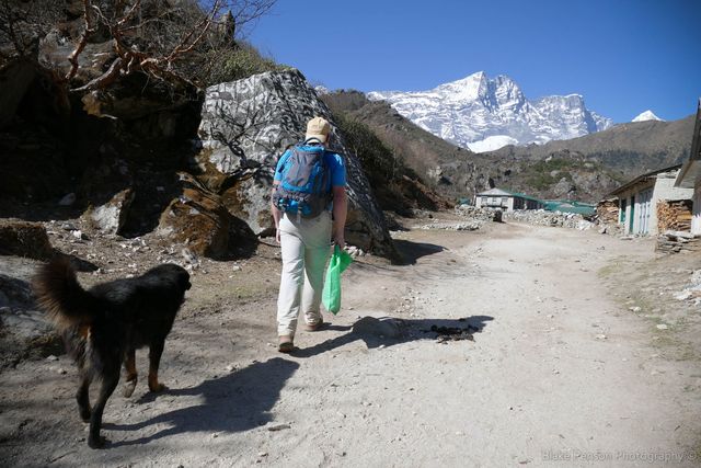Billy and his mate Mongo approaching Khumjung