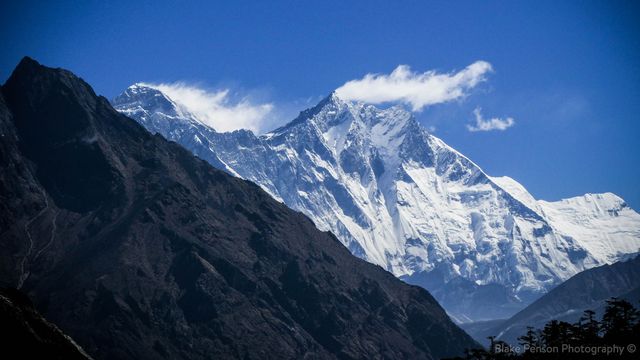 Strong winds blowing off Everest and Lhotse